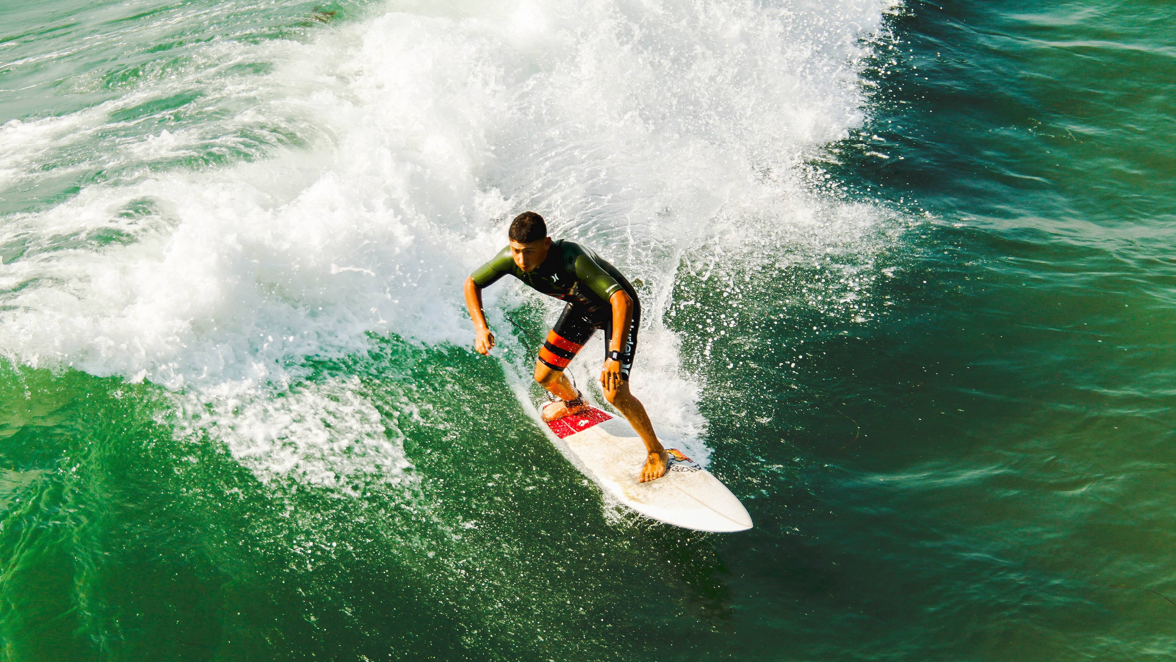 全看下轮？枪手领跑英超，曼城迎关键战利物浦，冠军悬念再升温
